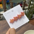 Detalle de pinza para el pelo con flores de acetato rosa y patrones dorados - Rosa Sandía