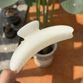 Pinza per capelli minimalista bianco crema a forma di mezzaluna in luce naturale - Bianco Brillante