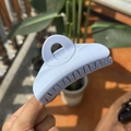 Pinza para el pelo minimalista azul cielo de plástico brillante para peinados elegantes - Azul Cielo