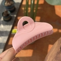 Pinza para el cabello minimalista de resina rosa claro con acabado mate en mano - Rosa Claro