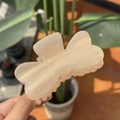 Gros plan d'une grande pince à cheveux papillon en or champagne avec des paillettes - Pince Papillon Cœur Pailleté / Orange