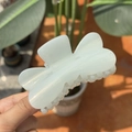 Détail macro d'une pince à cheveux papillon blanc nacré avec une finition pailletée brillante - Pince Papillon Cœur Pailleté / Vert menthe