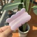 Primo piano della molletta per capelli rosa glitterata con bordi a conchiglia - Viola Chiaro Brillantinato