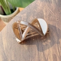 Elegante molletta per capelli a forma di X in resina ambra e crema su base di legno - Marrone