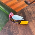Dettaglio del fermaglio per capelli a forma di uccello in acetato su base in legno - Multicolor Blue White Swallow
