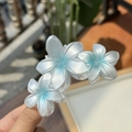 Détail de trois pinces à cheveux florales avec pétales dégradés bleus et fini nacré - Pince à Trois Fleurs / Bleu Menthe