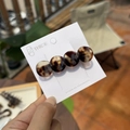Dettaglio del fermaglio per capelli in acetato tartarugato con quattro ciondoli tondi - Quattro Cerchi Tartarugato Traslucido Glitterato Clip a Becco d'Anatra