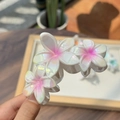 Elegante pinza para el pelo con tres flores irisadas y efecto láser para mujer - Flor Irisada Rosa