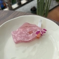 Einzigartige handförmige Haarklammer mit rosa Marmor-Finish und Zigaretten-Designmerkmal - Hand Mit Zigarette (Rosérosa Nägel)