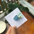 Dettaglio di fermagli per capelli a cuore blu con margherite essiccate e oro - Clip Becco d'Anatra Cuore Gelatina / Verde Oliva