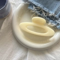 Détail d'une pince à cheveux mate de couleur crème sur une assiette en céramique décorée - Jaune Crème Anneau Creux Grande