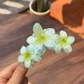Détail de trois pinces à cheveux fleurs vert clair avec des pistils jaunes réalistes - Bleu-Vert Frais