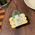 Graziosa pinza per capelli in acetato con motivi orso e ananas su tavolo in legno - Clip Borsa Orso Ananas Banana