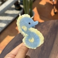 Pinza para el pelo de caballito de mar en acetato con textura de mármol azul y amarillo - Caballito de Mar Amarillo Azul