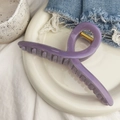 Détail d'une pince à cheveux française violette avec ressort doré sur plateau céramique - Pince Cintre - Très Grande