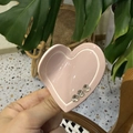 Détail d'une pince à cheveux rose clair en forme de cœur ornée de strass - Environ 6,5 cm / Rose - Flèche Dans Le Cœur