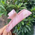 Pinza per capelli in acetato a righe rosa con scritta dorata Barrette La France - Rosa Texturizzato