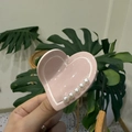 Gros plan d'une pince à cheveux cœur rose avec perles blanches sur fond de feuilles - Environ 6,5 cm / Rose - Cœur Perlé