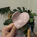 Gros plan d'une pince à cheveux en cœur avec inscription Love et motifs de lèvres - Environ 6,5 cm / Rose - Cœur LOVE