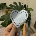 Détail d'une pince à cheveux cœur bleu clair avec perles blanches et bord noir - Environ 6,5 cm / Bleu - Cœur Perlé