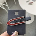 Funkelnde dunkelrote Strass-Haarklammer mit luxuriösem Matt-Finish auf Karte - Strass Roter Streifen Schwarz (Spurloser Clip)