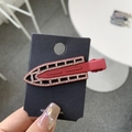 Detailaufnahme einer dunkelroten Strass-Haarklammer auf einer schwarzen Karte - Strass Rotes Gitter Rot (Spurloser Clip)