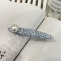 Elegante pinza para el pelo de resina azul claro con purpurina y detalle de perla - Azul