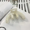 Dettaglio molletta per capelli in acetato marmorizzato crema con incisione dorata - Bianco Perla