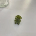 Vista detallada de la pinza para el pelo en acetato verde oliva con letras doradas - Estilo Forma de Champiñón / Verde Traslúcido
