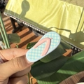 Blau-weiß karierte Haarklammer in Slipper-Form mit rosa Riemen für Sommer-Frisuren - Karierter Flip-Flop Stil / Blau-Weiß Kariert