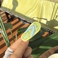 Detailansicht einer kreativen Flip-Flop-Haarklammer aus gelbem und grünem Acetat-Material - Gelb-Grün Kontrast Flip-Flop Stil / Grün und Gelber Marmor
