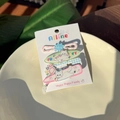 Dettaglio del set di 4 fermagli per capelli in acrilico con gatti e glitter su carta - Fermaglio Pendente Pesce Artiglio di Gatto Quadri Blu