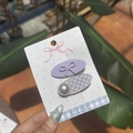 Set de dos pinzas para el pelo moradas a cuadros con lazos, perlas y strass en tarjeta - Clip Lateral con Lazo y Perla Redonda / Púrpura Taro