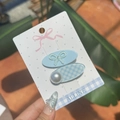 Set de pinzas para el cabello azul claro con lazo y perla en tarjeta blanca - Clip Lateral con Lazo y Perla Redonda / Azul Sal de Mar