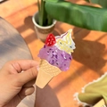 Nahaufnahme einer süßen Eistüten-Haarklammer mit Erdbeer- und Kirsch-Acetat-Details - Taro Creme Erdbeer Waffel Klammer