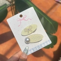 Set de dos pinzas para el cabello ovaladas con lazo metálico y perla blanca en tarjeta - Clip Lateral con Lazo y Perla Redonda / Color Mantequilla