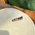 Détail de la pince à cheveux à carreaux avec texte Love et strass en forme de cœur - Carreaux Noir Blanc - Barrette Courbe Cœur Strass