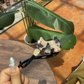 Dettaglio della molletta Scottie in tartaruga con collare di strass scintillanti - Cane Tartarugato