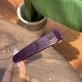 Dettaglio del fermaglio per capelli in acetato viola scuro con scritta oro France Handmade - Viola uva