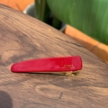 Dettaglio del fermaglio per capelli rosso in acetato con scritta dorata France Handmade - Rosso anfora