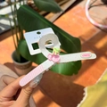 Gros plan d'une pince à cheveux nacrée pailletée avec un joli pendentif cerise en 3D - Cerise Rose Blanc Pince Crabe Large