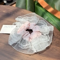Süßer geblümter Haargummi in Rosa mit Spitze, Glitzersteinen und eleganter Schleife - Weißer Spitzenbesatz Mesh - Rosa Florales Haargummi