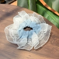 Gros plan d'un chouchou bleu clair avec dentelle blanche multicouche et mesh fin - Bordure en Dentelle Blanche Maille - Chouchou Bleu Pur