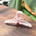 Détail de la pince à cheveux en tissu fleuri rose avec nœud et petit strass - Rose Cerise - Pince à Cheveux Nœud en Strass