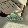 Pinza per capelli in acetato marmorizzato blu e crema su sfondo minimalista - Crema di Menta - Artiglio Spigato Trasparente