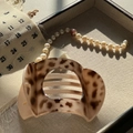Primer plano de pinza de pelo de leopardo y pulsera de perlas en bandeja de tela - Pinza de Mariposa Lazy (10cm) / Leopardo Rosa