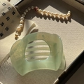 Primer plano de pinza de pelo verde translúcida con pulsera de perlas decorativa - Pinza de Mariposa Lazy (10cm) / Cian Gelatina