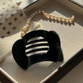 Detalle de la pinza para el pelo negra brillante con elegante collar de perlas sobre tela - Pinza de Mariposa Lazy (10cm) / Negro Brillante