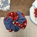 Haarelastiekje met rode polkadots satijn en denim blauwe stof in retro kersstijl - Rood Wit Grote Stippen Denim Blauw Dubbellaagse Scrunchie