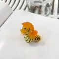 Encantadora pinza para el pelo de caballito de mar amarillo en acetato con brillo fino - Mini Caballito de Mar Amarillo